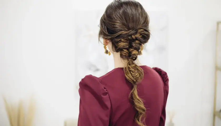 Trenza boda invitada: un recogido elegante con trenzado intrincado y cola de pez, perfecto para una ocasión especial.