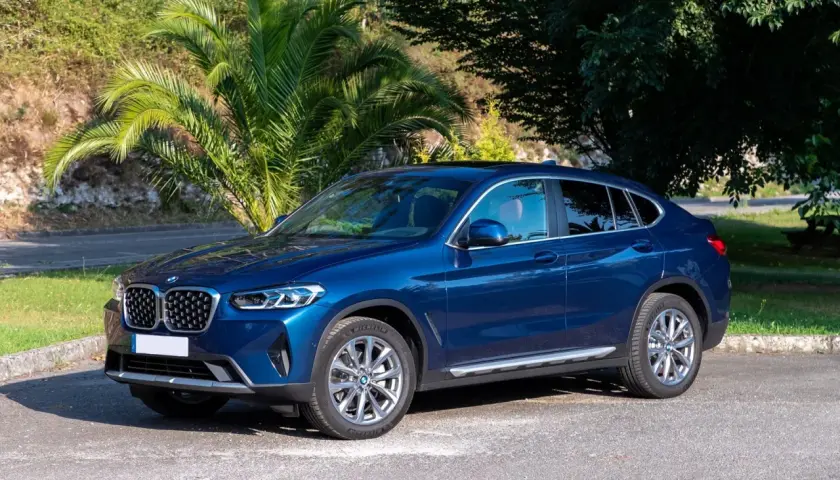 BMW azul con tracción xDrive, ideal para cualquier terreno.