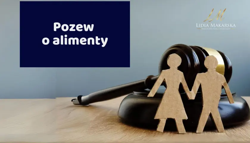 Pozew o obniżenie alimentów. Sądowy młotek i sylwetki pary symbolizują sprawę rodzinną.