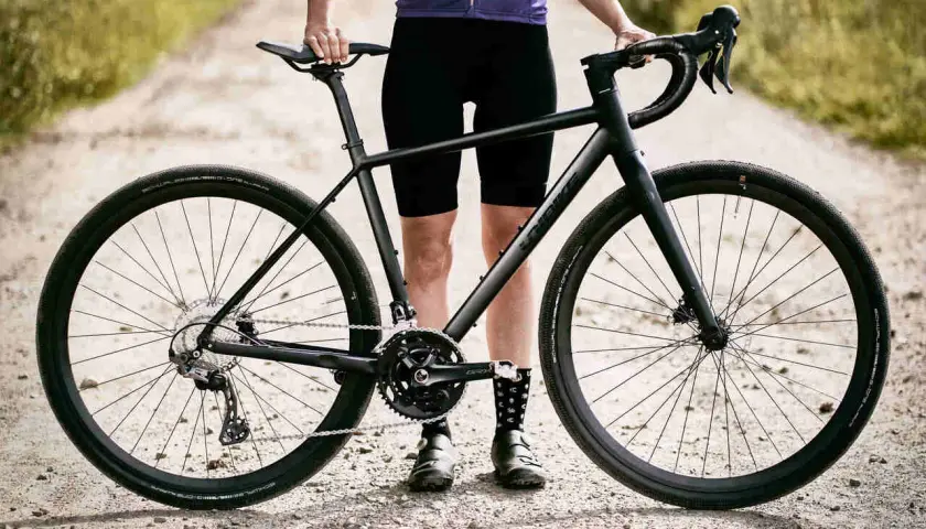 Czarny rower gravel czy cross na szutrowej drodze, gotowy na przygodę.