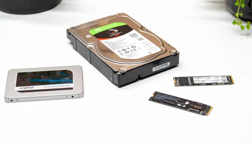 Eine 2,5-Zoll-SSD, eine 6TB-Festplatte und zwei M.2 SSDs liegen nebeneinander.