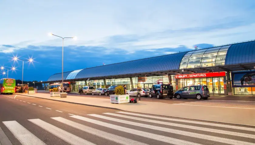 Jak dojechać z dworca Warszawa Centralna na lotnisko Chopina szybko i tanio
