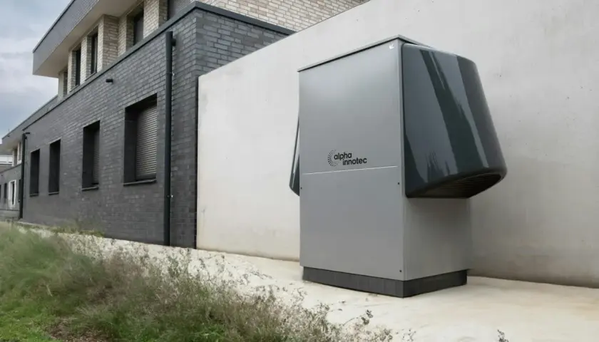 Nowoczesna jednostka klimatyzacyjna Alpha Innotec przy nowoczesnym budynku.