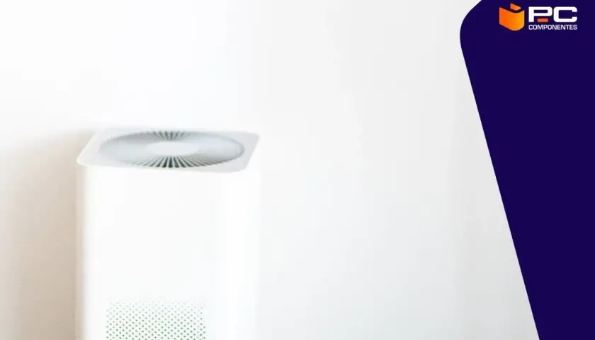 Un purificador de aire blanco, similar a un ventilador de pie, muestra su diseño minimalista. Averigua cuanto consume un ventilador de pie.