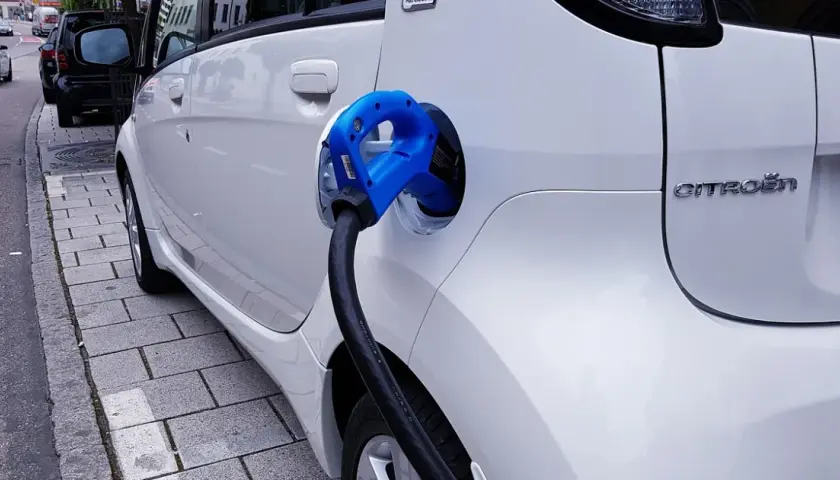 Hybryda czy diesel: który wybór jest bardziej opłacalny i ekologiczny?