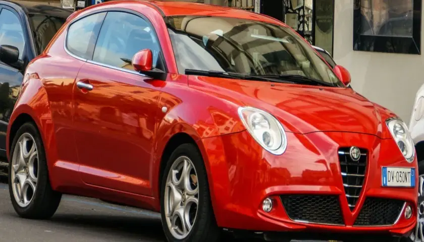 Alfa Romeo MiTo rossa, sportiva e agile, perfetta per chi cerca un'auto con un bollo auto 300 cv.
