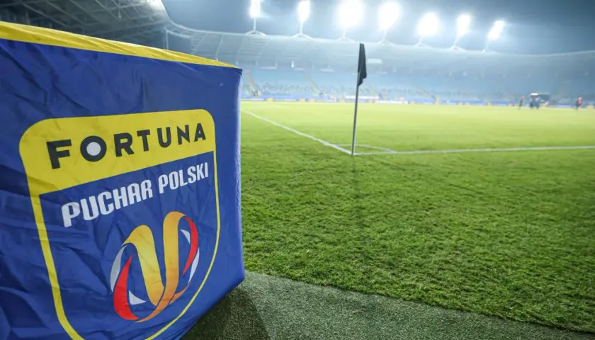 Flaga z logo Fortuna Pucharu Polski na tle stadionu. Czekamy na przebieg: Motor Lublin – Raków Częstochowa.