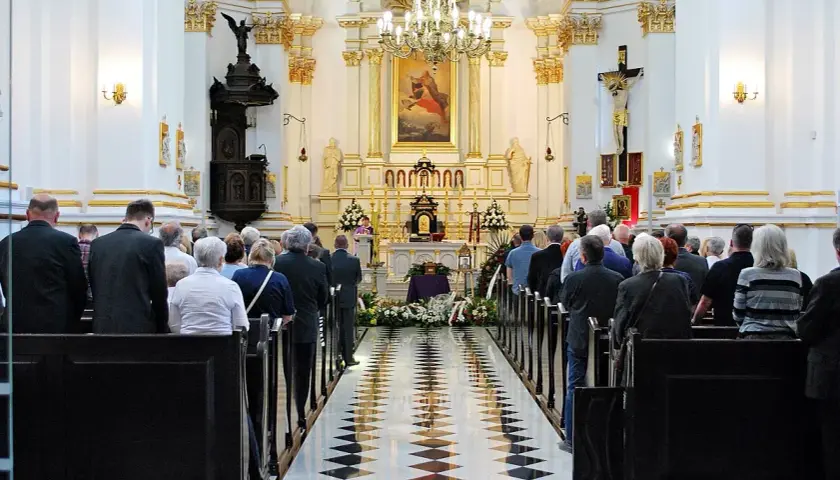 Uroczystość pogrzebowa w kościele. Rodzina i przyjaciele żegnają zmarłego teścia.