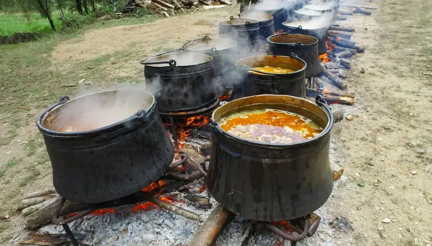 Kuchnia polowa grochówka grill – smak tradycji i wyjątkowe doznania