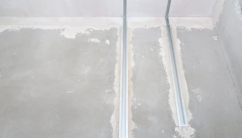 Przygotowanie do montażu ledów w płytkach: profile aluminiowe w ścianie i suficie.