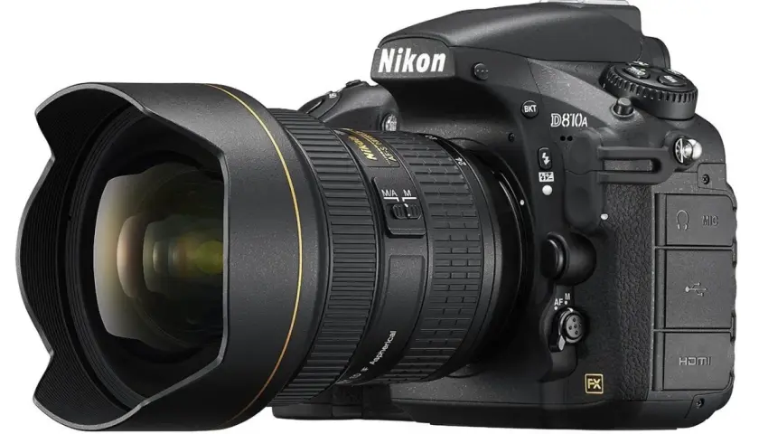 Profesjonalny aparat Nikon D810A z szerokokątnym obiektywem, gotowy do uchwycenia każdej sceny.