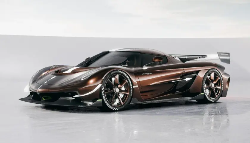 En ny Koenigsegg i glänsande brun lack med vita detaljer. Denna supersportbil ser ut att vara redo för banan.