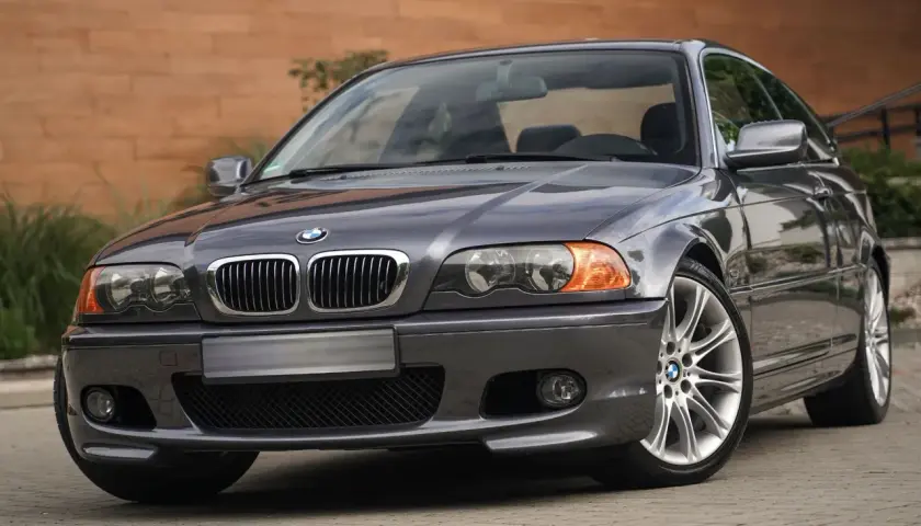 Szare BMW E46 Coupe M Pakiet z felgami M. Klasyka sportowego stylu.
