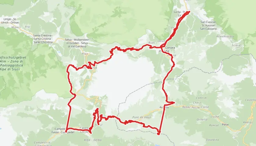 Trasa Sella Ronda, malownicza pętla rowerowa w Dolomitach, prowadzi przez urokliwe miejscowości jak Corvara, Selva i Canazei.