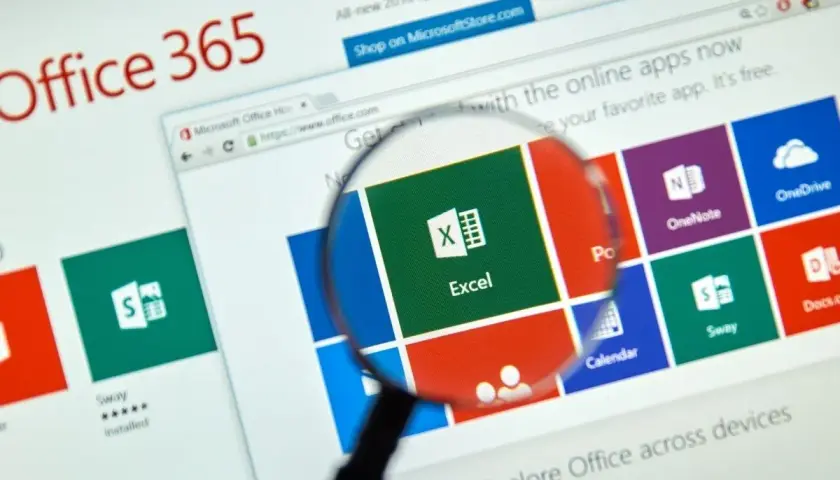 Szukasz **excel darmowy**? Zobaczysz tu ikonę Excela powiększoną lupą na stronie Office 365, gdzie dostępne są aplikacje online.