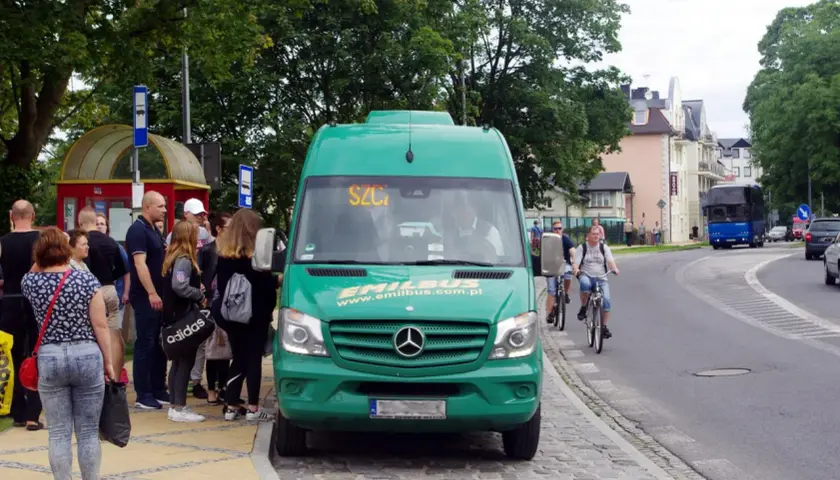 Międzyzdroje busy do Dziwnowa czekają na pasażerów przy przystanku. Zielony bus Emilbus.