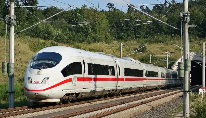 Der ICE, der schnellste Zug Deutschlands, fährt auf den Gleisen in Richtung eines Tunnels.