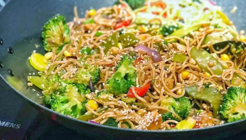 Makaron chow mein: Czy jest zdrowy? Analiza i zdrowe alternatywy