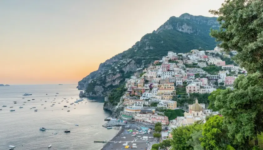 Vue panoramique de Positano, joyau de la côte amalfitaine, en Italie. Les maisons colorées s'accrochent à la falaise, face à la mer scintillante.