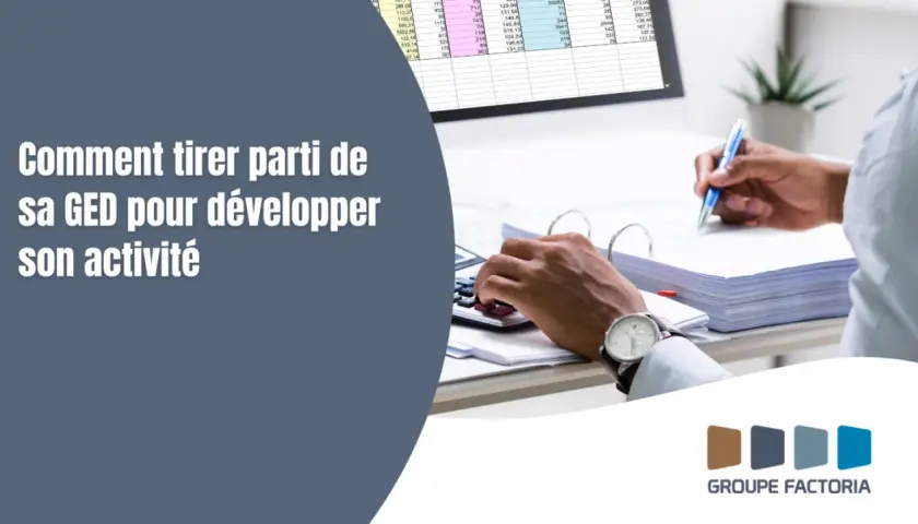 Un homme travaille sur des documents, utilisant une calculatrice et un stylo. La signification de la GED est expliquée pour développer son activité.