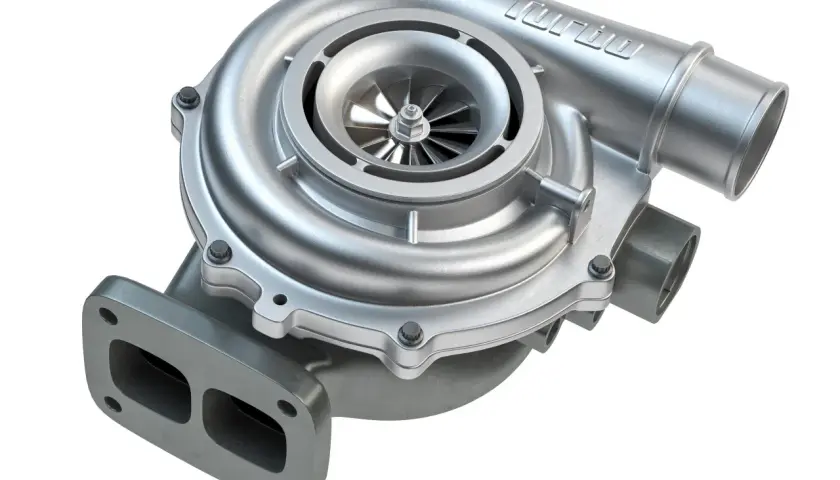 Metalowa turbosprężarka z widocznym wirnikiem i napisem "TURBO". Zastanawiasz się, ile koni daje turbosprężarka?