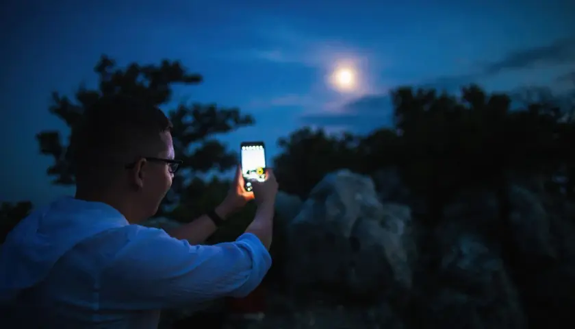 Jak zrobić zdjęcie Księżyca: Smartfonem i aparatem ostro i z detalami
