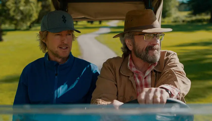 Owen Wilson och en vän i golfbil, en scen från filmer och tv-program med Owen Wilson.