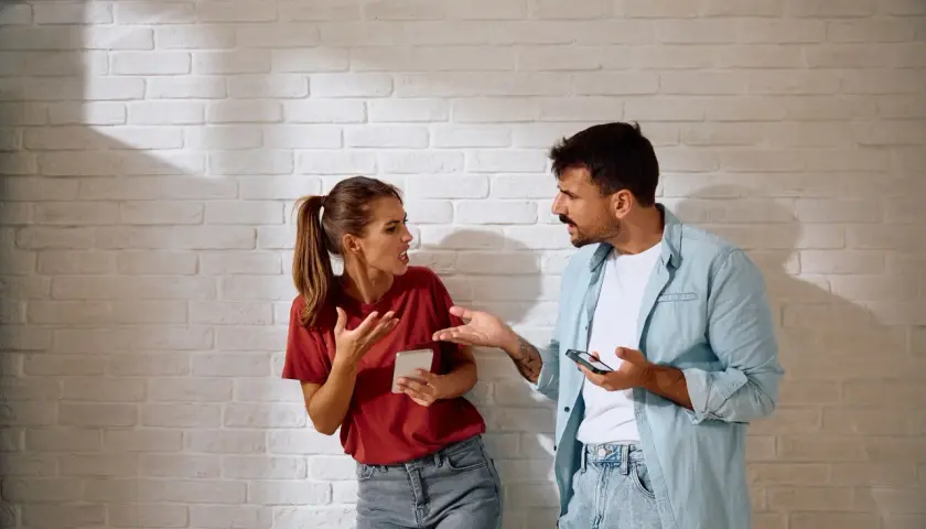 Para kłóci się, wyrażając swoje emocje. Ciągła krytyka w związku niszczy relację.
