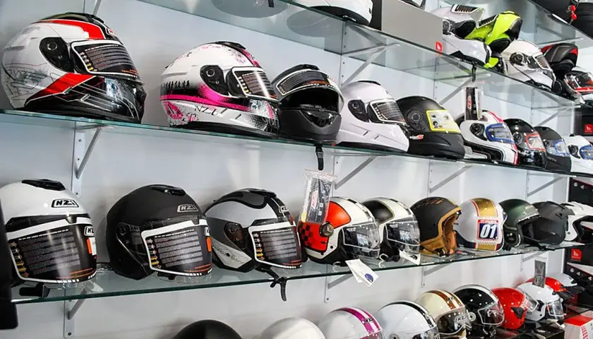Estanterías llenas de cascos de moto de diversos colores y diseños. ¿Desde cuándo es obligatorio el casco en moto?