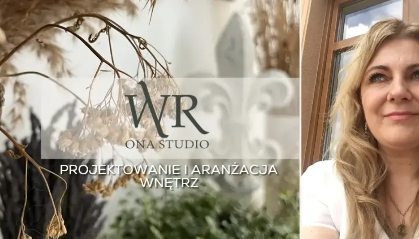 Portret kobiety z bukietem suszonych traw i logo "WR ONA STUDIO".