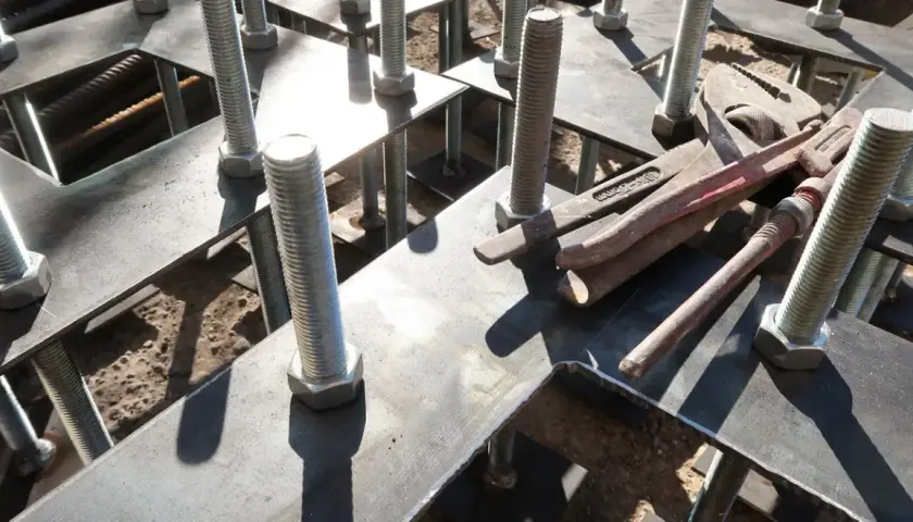 Kotwa w betonie - kluczowe informacje o rodzajach i montażu