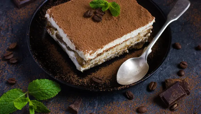 Pyszny, sprawdzony przepis na tiramisu z mascarpone. Kremowe warstwy biszkoptów i kawy, posypane kakao. Idealne na deser.