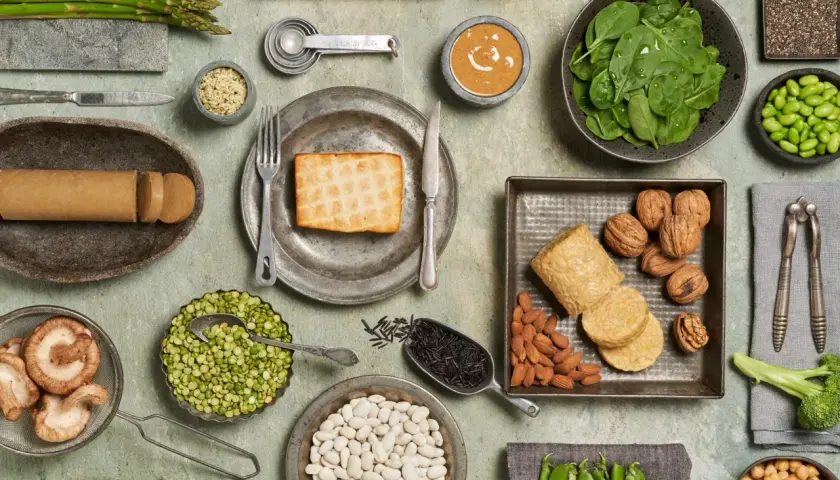 Tempeh, fasola, soczewica, orzechy i inne produkty roślinne to świetne sposoby, czym zastąpić mięso.