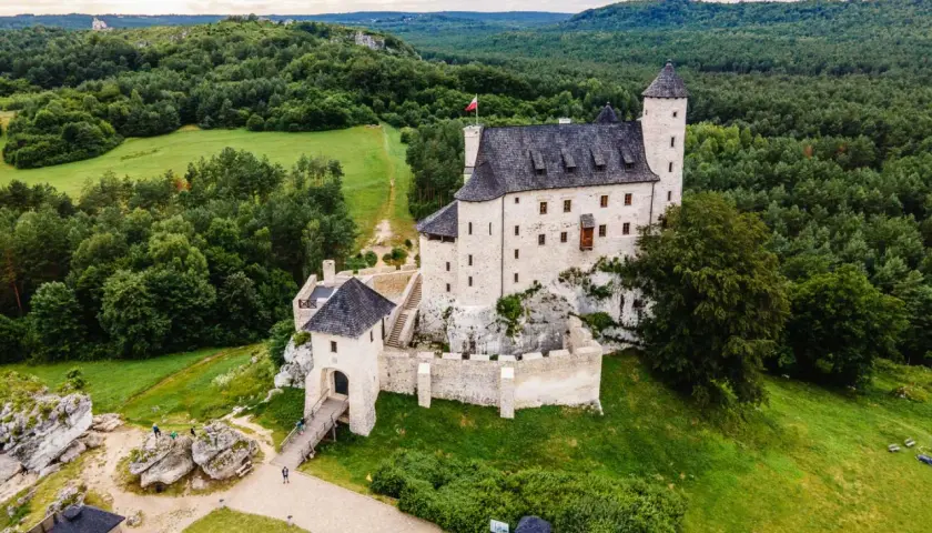 Zamek Bobolice, malowniczo położony wśród lasów. Sprawdź cennik zwiedzania i zaplanuj wizytę w tym historycznym miejscu.