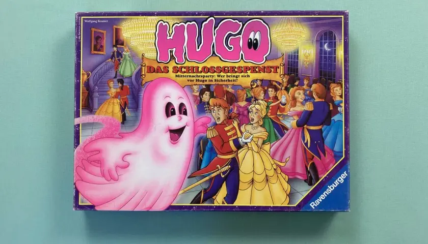 Das Cover des Hugo Spiels zeigt ein rosa Gespenst, das eine Ballgesellschaft erschreckt. Wer ist mutig genug, sich vor Hugo in Sicherheit zu bringen?