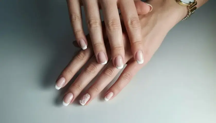 Czym się różni manicure hybrydowy od żelowego? Kluczowe różnice, które musisz znać