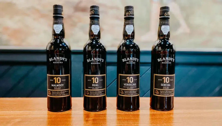 Cztery butelki wina z Madery Blandy's, każda z 10-letnim starzeniem.
