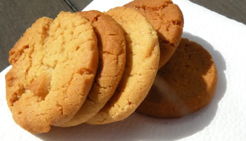 Färska bondkakor, perfekta för fikat. Ett enkelt bondkakor recept ger dessa gyllene godsaker.