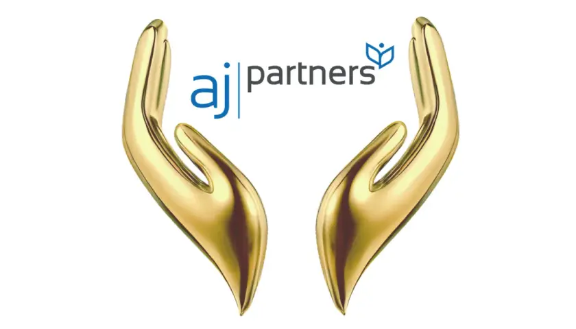 Złote dłonie symbolizują troskę. AJ Partners - ranking firm opiekuńczych. Opieka nad seniorem w domu.