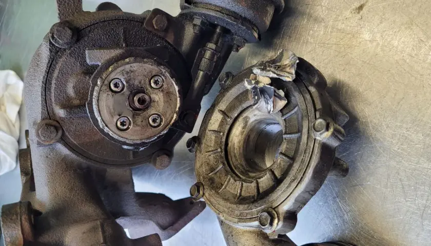 Uszkodzona turbosprężarka, prawdopodobnie przez nieszczelny dolot objawy diesel. Widać pourywane łopatki wirnika.
