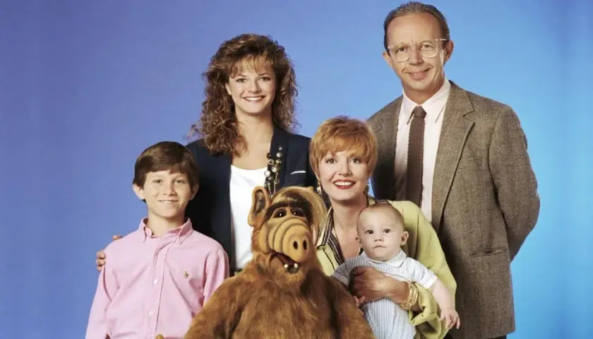 Familjen Tanner poserar med ALF. Rollistan i ALF inkluderar Max Wright, Anne Schedeen, Andrea Elson, Benji Gregory och dockan ALF.