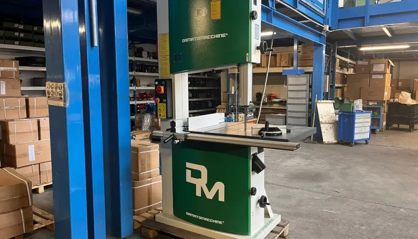Grüne Profi Bandsäge gebraucht von Damatomacchine in einem Lager.