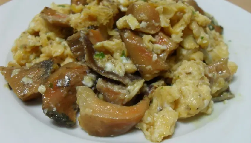 Revuelto de niscalos con huevo y trozos de pan crujiente, un plato sabroso y otoñal.