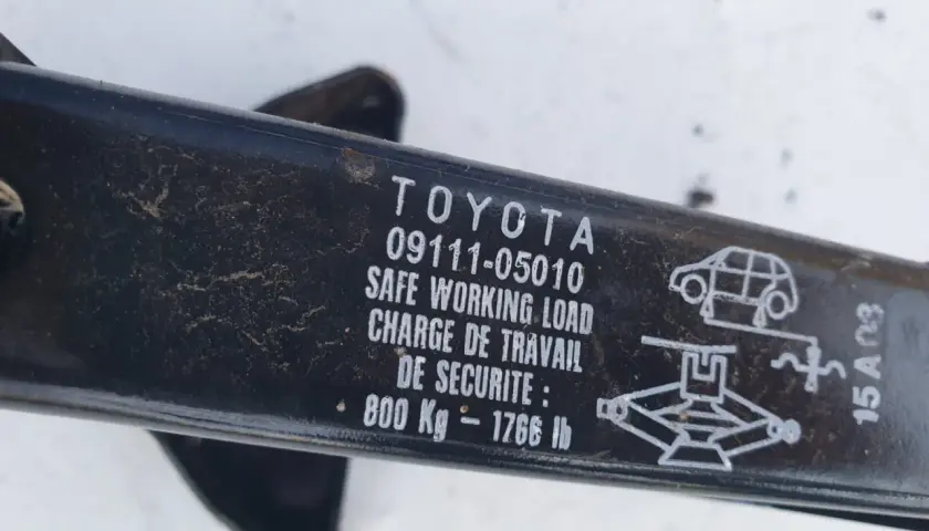 Lewarek do Toyoty Yaris, z oznaczeniem 09111-05010 i maksymalnym udźwigiem 800 kg.