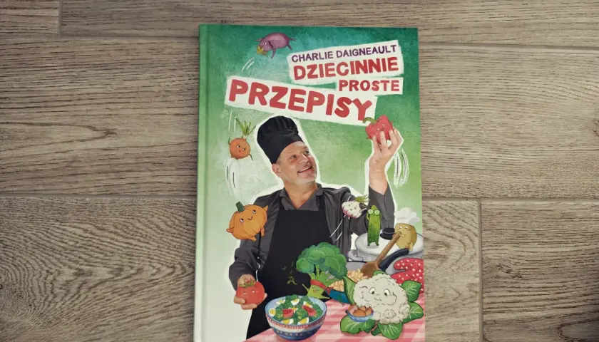 Książka "Dziecinnie proste przepisy" Charlie'ego Daigneaulta. Pokazuje, co może ugotować 10 latka, z zabawnymi warzywami i szefem kuchni.
