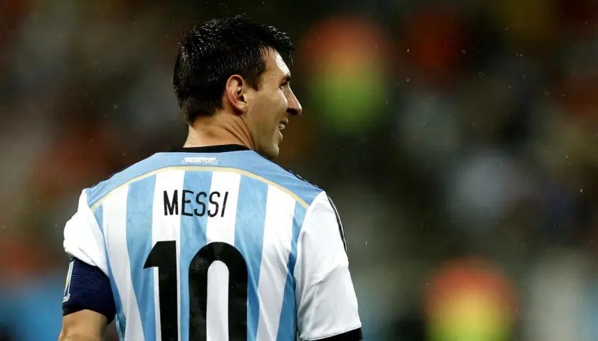 Leo Messi w koszulce Argentyny, numer 10. Wiele osób zastanawia się, ile lat ma Leo Messi, gdy oglądają jego grę.