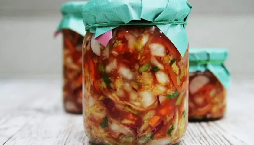 Kimchi z kapusty pekińskiej: łatwy przepis, zdrowie w słoiku!