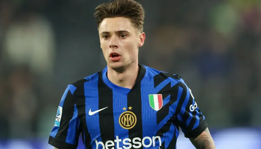 Piłkarz w niebiesko-czarnej koszulce Interu Mediolan, z tarczą Serie A. To właśnie tam gra Zalewski, choć na zdjęciu jest inny zawodnik.