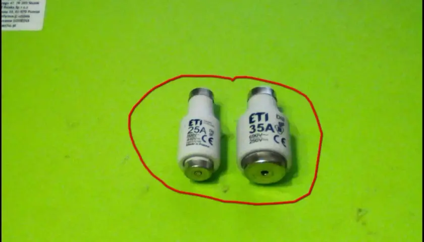 Jak rozpoznać przepalony bezpiecznik topikowy i uniknąć problemów elektrycznych