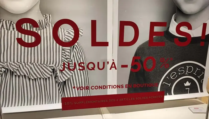 Grandes soldes d'été jusqu'à -50% sur les vêtements. Profitez-en !